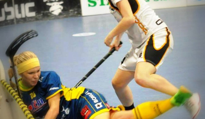 Tvrdě hrající Lochmannová (v bílém) proti hráčce Ostravy. Foto: FBC Ostrava