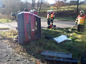 Nehoda ve Višňové. Auto zůstalo na boku. Foto: HZSLK