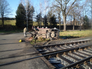 Nehoda ve Višňové. Auto zůstalo na boku. Foto: HZSLK