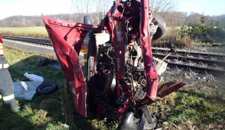 Nehoda ve Višňové. Auto zůstalo na boku. Foto: HZSLK