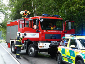 Řidič se lekl policejní hlídky, naboural do kamionu