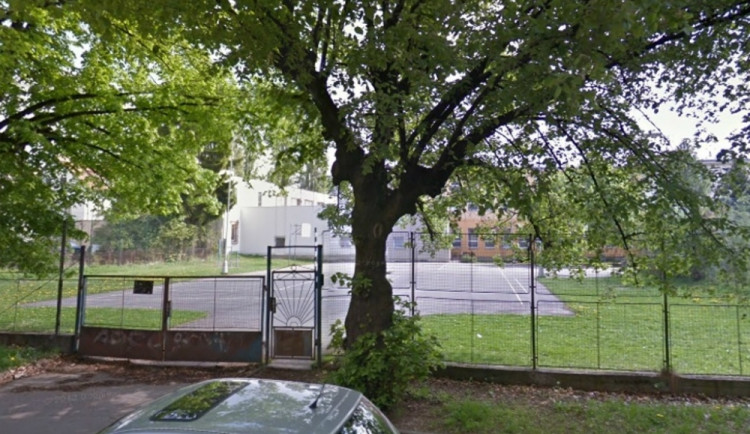 Hřiště na Vrchlického je spíš asfaltový plácek. Foto: google maps