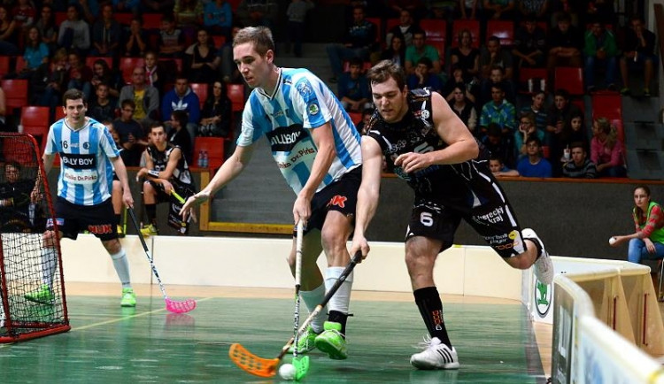 Boleslavský Jaromír Ekl v souboji s libereckým Matějem Kluchem (vpravo v černém)