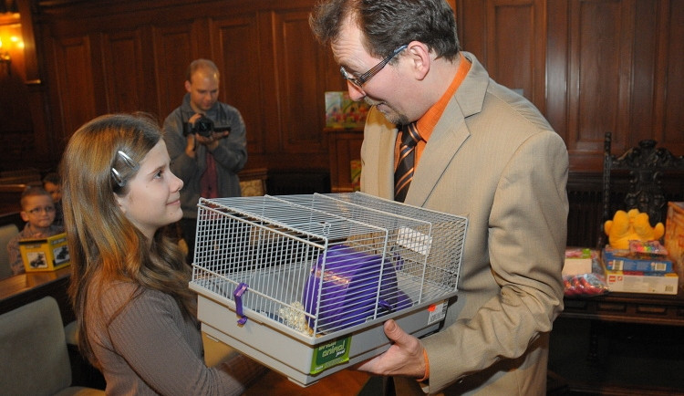 Kamil Jan Svoboda předal začátkem letošního roku dárky několik desítkám šťastlivců. Foto: MML/Jan Král