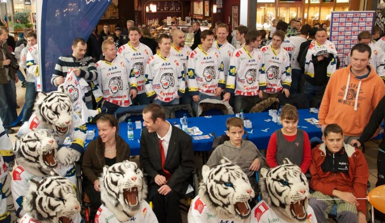 Pro děti z Jedličkova ústavu přináší každoročně dárky i Bílí Tygři.