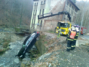 Nechybí vám černé Audi? Zůstalo zapíchnuté v Nise