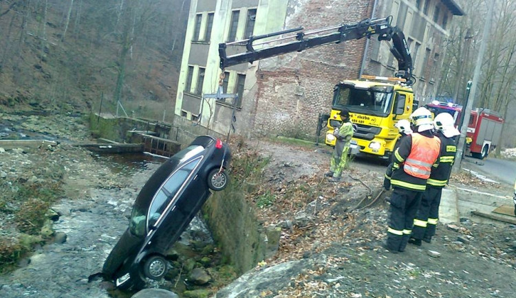 Odtahová služba musela auto z řeky vytáhnout. Foto: Odtahová služba František Říha Liberec