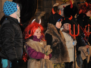 Je v Liberci víc čertů nebo andělů? Před radnicí to bylo nerozhodně