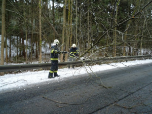 Vichřice zlomila vánoční strom v Jablonci, sníh trápil řidiče
