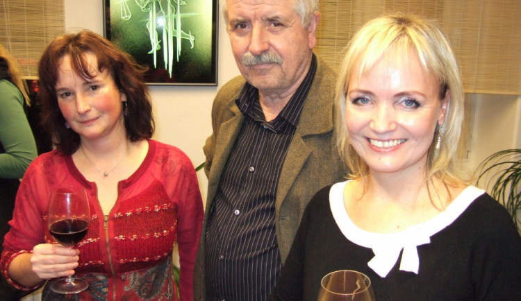 Slavnostní otevření Klubu Kairos v lednu 2013. Majitelky Iva Šolcová (zleva) a Lenka Markovičová s ak. sochařem Ivanem Kolmanem, který vytvořil pro Kairos unikátní skleněný obraz.