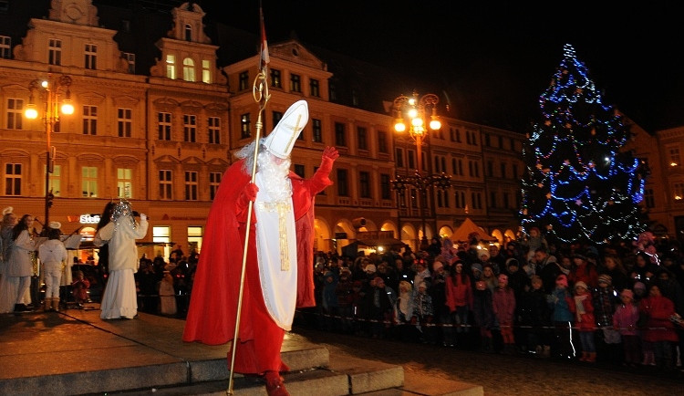 Je v Liberci víc čertů nebo andělů? Před radnicí to bylo nerozhodně