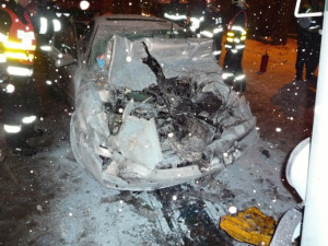 Octavie zůstala po nárazu napasovaná v tramvaji. Foto: HZSLK