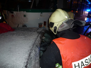 Octavie zůstala po nárazu napasovaná v tramvaji. Foto: HZSLK