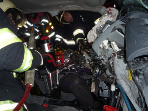 Octavie zůstala po nárazu napasovaná v tramvaji. Foto: HZSLK