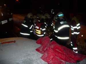 Octavie zůstala po nárazu napasovaná v tramvaji. Foto: HZSLK