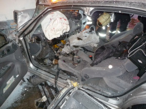 Octavie zůstala po nárazu napasovaná v tramvaji. Foto: HZSLK