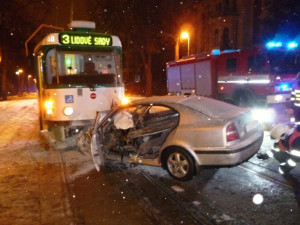 Vážná nehoda u Hutě. Tramvaj se čelně střetla s osobákem