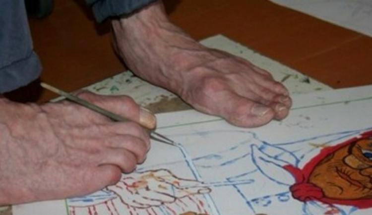 Malování nohama. Foto: KÚ LK