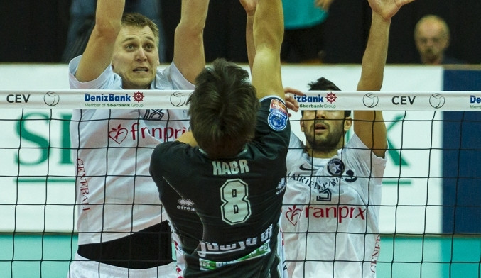 Jihostroj dnes hraje pod Eiffelovou věží