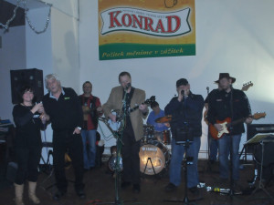 Zpěv neoficiální hymny kraje diváky pobavil - Zní zpěv a smích náš po kraji...