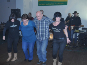 Kapela i hosté vytvářeli v průběhu večera zajímavé taneční a hudební kreace