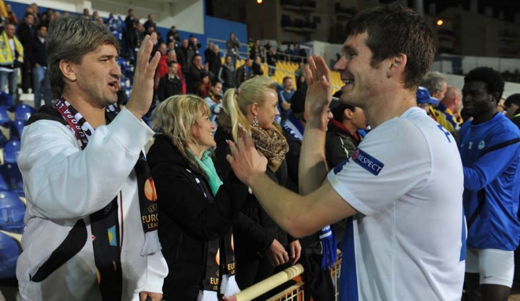 Jiří Pimpara se raduje s fanoušky. Foto: Jaroslav Appeltauer