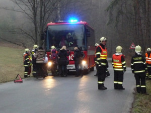 Děti do Liberce převezl hasičský autobus. Foto: HZSLK