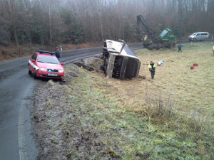 Autobus se v "esíčku" převrátil na bok. Foto: HZSLK