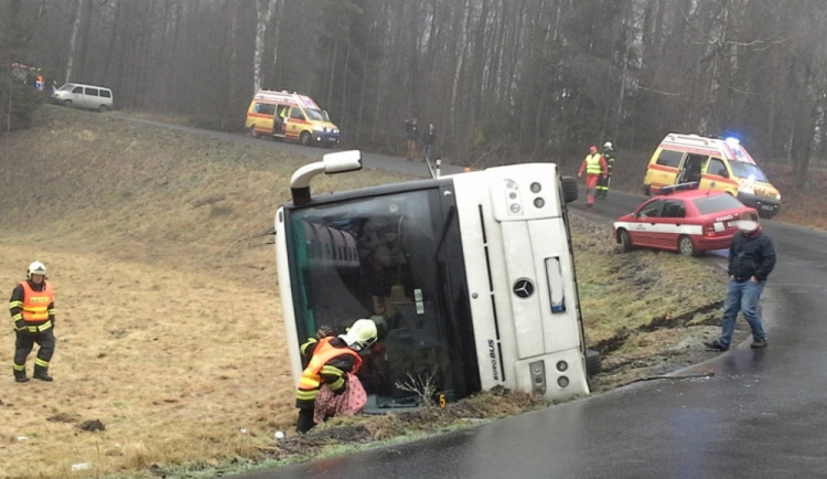 Autobus se v "esíčku" převrátil na bok. Foto: HZSLK