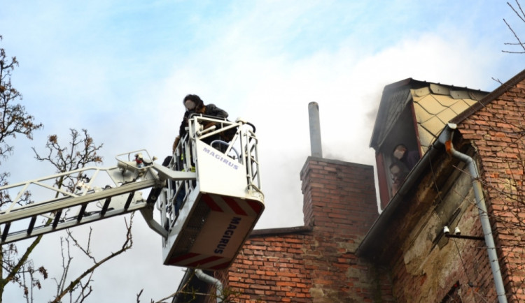 Hasiči zachránili šest osob. Foto: HZSLK/Radek Poloprutský