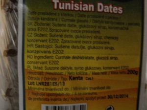 Balení datlí obsahovalo mrtvé larvy a brouky. Foto: SZPI