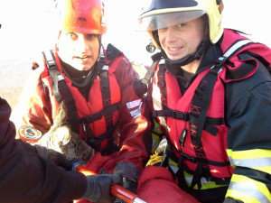 Srnka propadla ledem do přehrady. Foto: HZSLK