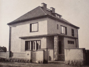 Historický pohled na vilu. Vchod do vily z ulice Na Okruhu. Foto: LIBEREC:REICHENBERG