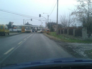 Tramvajovou dopravu zastavila sanitka v kolejišti