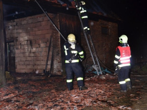 Hasiči zachránili před uhořením ustájené koně. Foto: HZSLK