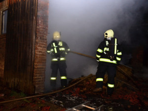 Hasiči zachránili před uhořením ustájené koně. Foto: HZSLK