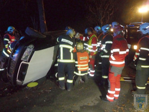 Hasiči vystříhávali řidiče. Octavii obtočil kolem stromu