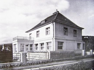 Historický pohled na vilu. Za povšimnutí stojí i budova Lidových sadů v pozadí. Foto: LIBEREC:REICHENBERG