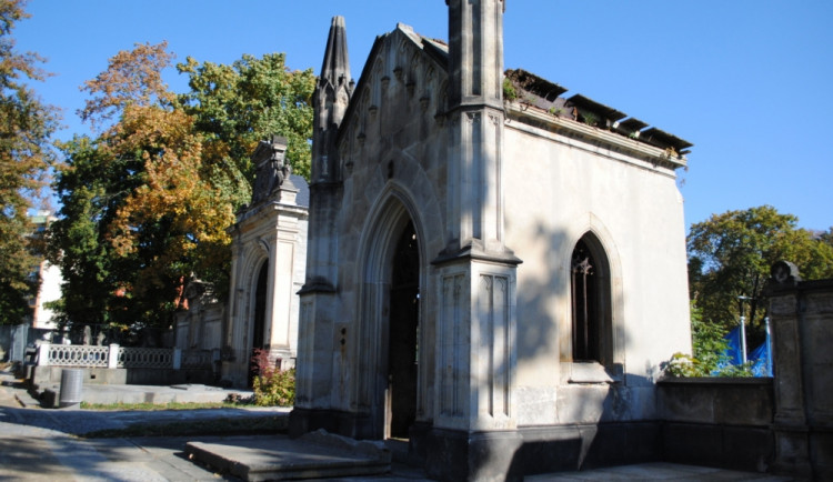 Památkou je i rodinná hrobka Hübnerů na Tržním náměstí. V současnosti ji město opravuje