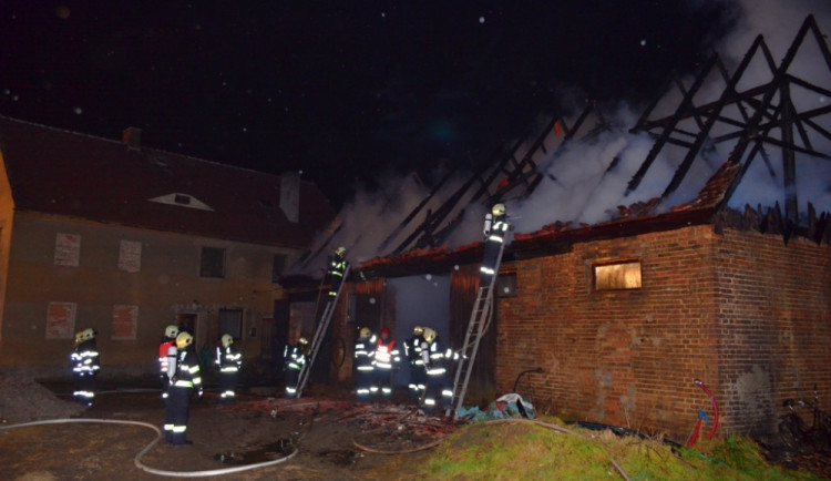 Hasiči zachránili před uhořením ustájené koně. Foto: HZSLK