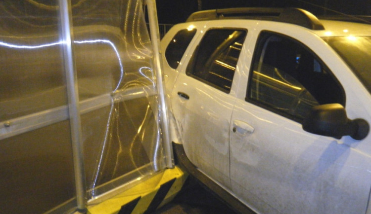 Řidič přímo před hlídkou městské policie naboural do přístřešku s nákupními vozíky. Foto: MP Liberec