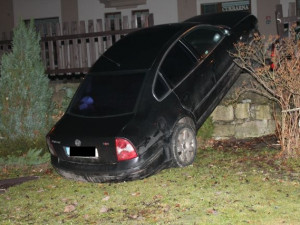 Řidička nabourala další auto, sama pak skončila v zahradě