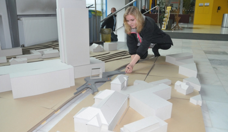 Loni studenti navrhovali lávku ke krajskému úřadu. Foto: Jiří Langer