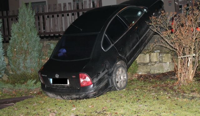 Řidička skončila s autem v zahradě. Foto: Policie ČR