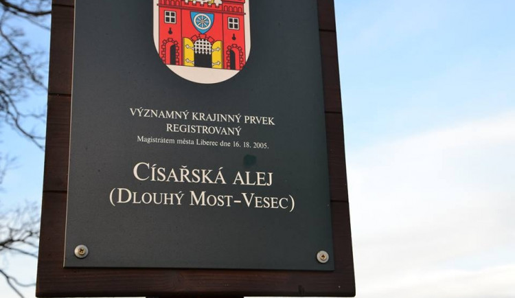 „Při dnešní procházce Císařskou alejí, kde se natáčela Pyšná princezna, jsem s údivem zjistil, že rok má i osmnáctý měsíc. Jenom nevím, jak se jmenuje,“ posteskl si autor snímku.