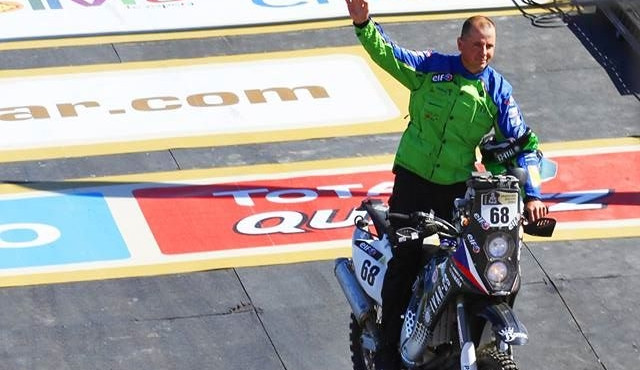Dakar odstartoval. Pabiška i Veselý zatím bez větších problémů