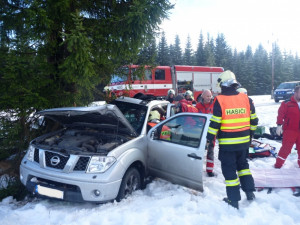 Hasiči vystříhávali z auta u Jizerky těžce zraněnou ženu