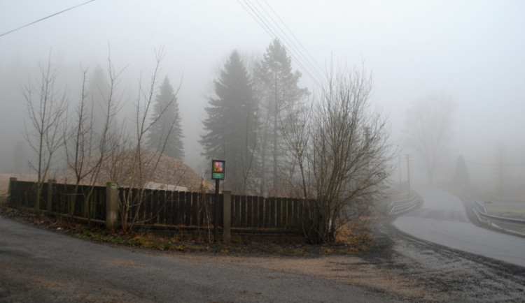 Naproti rudolfovské elektrárně stával opuštěný penzion. Už nestojí.