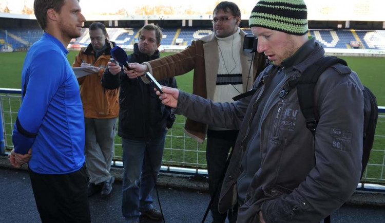 Kapitán Radoslav Kováč s novináři. Foto: Jaroslav Appeltauer
