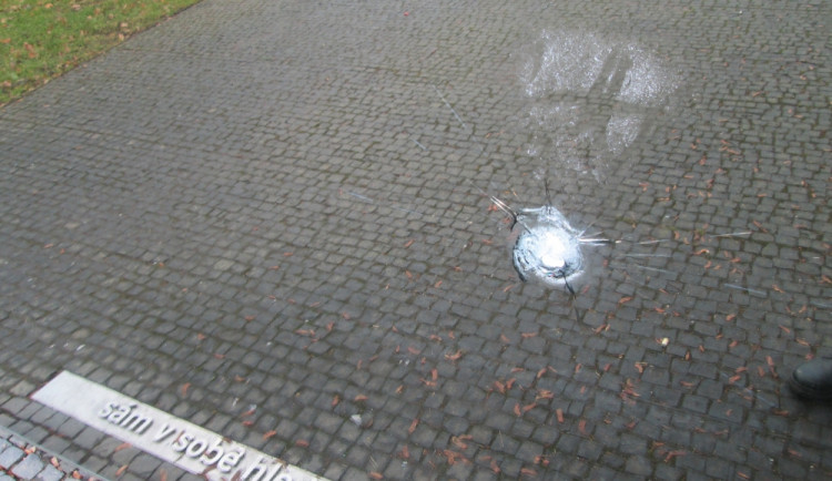Na památníku kdosi způsobil nepřehlédnutelnou prasklinu. Foto: Policie ČR